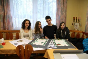 Schüler/innen aus Strahlendorf präsentierten in Sülstorf ihre Ideen zur Umgestaltung des Gedenkortes.
